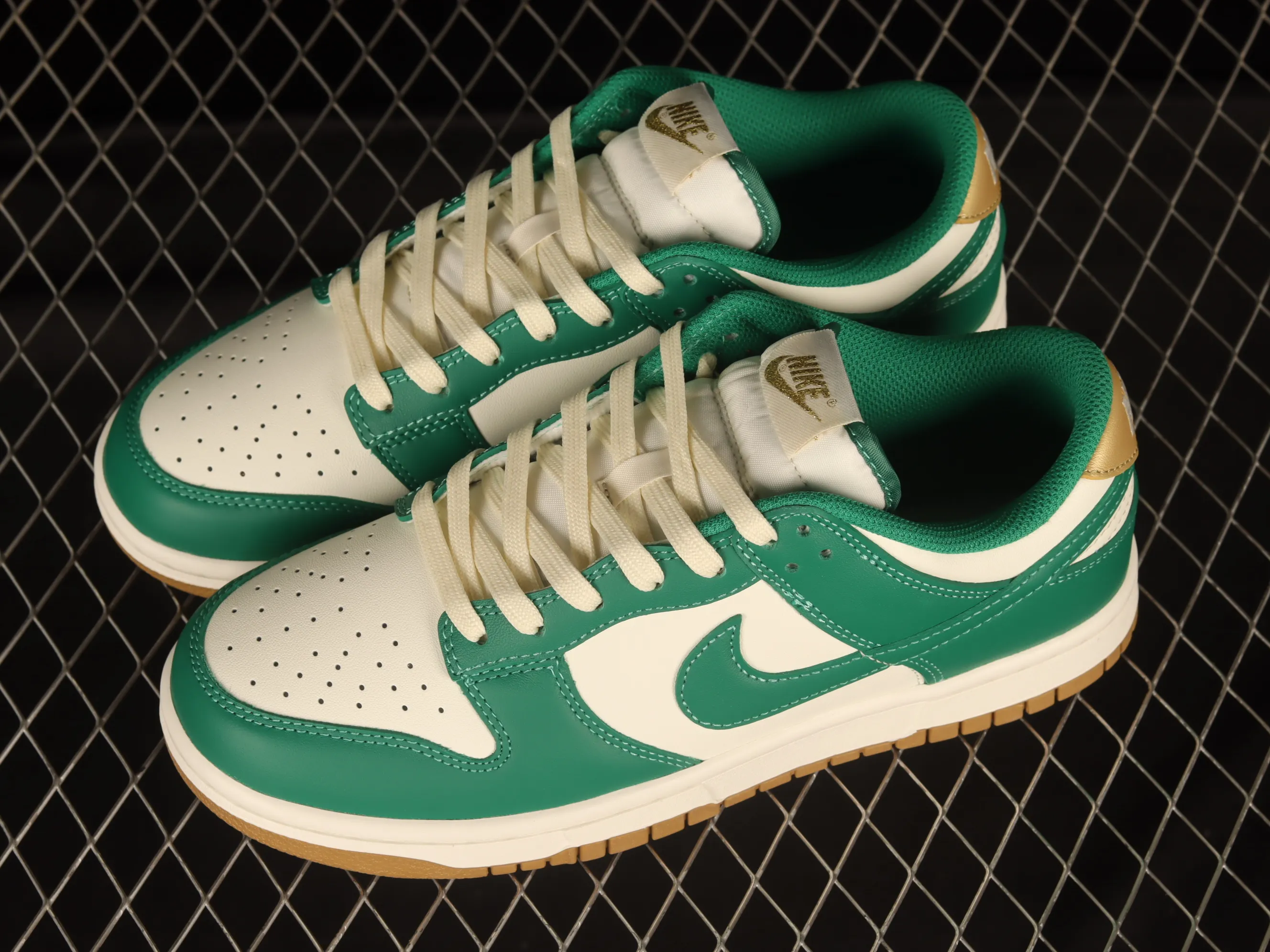 All categories Nk SB Dunk Series Nk SB Dunk Low Low-top sneakers Nk Dunk Low "Green And Gold" Refreshing green color SB Dunk Series low-top casual sports skateboard shoes FB7173-131